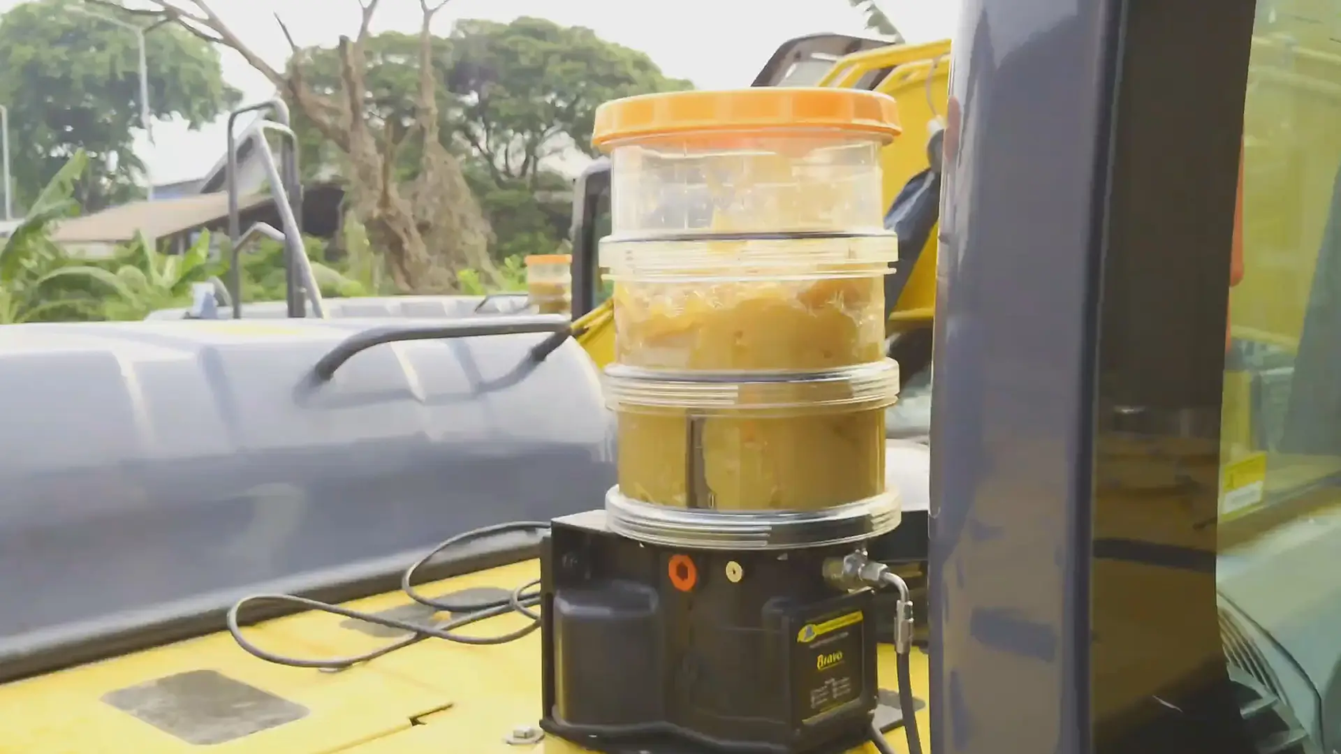 Dokumentasi pemasangan DropsA Bravo grease pump pada excavator XCMG