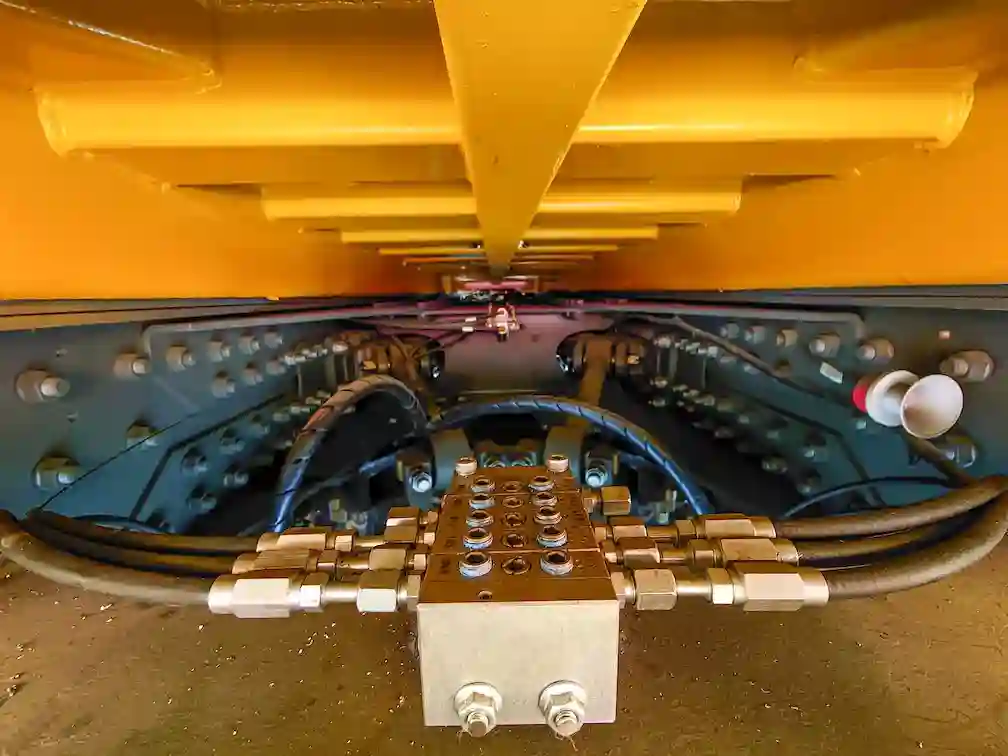 Dokumentasi progressive divider pada instalasi Automatic Lubrication System dump truck
