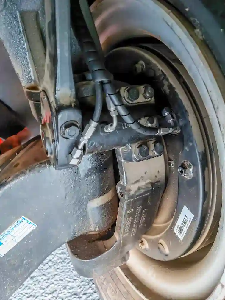 Dokumentasi hose dan fitting pada jalur pelumasan dump truck