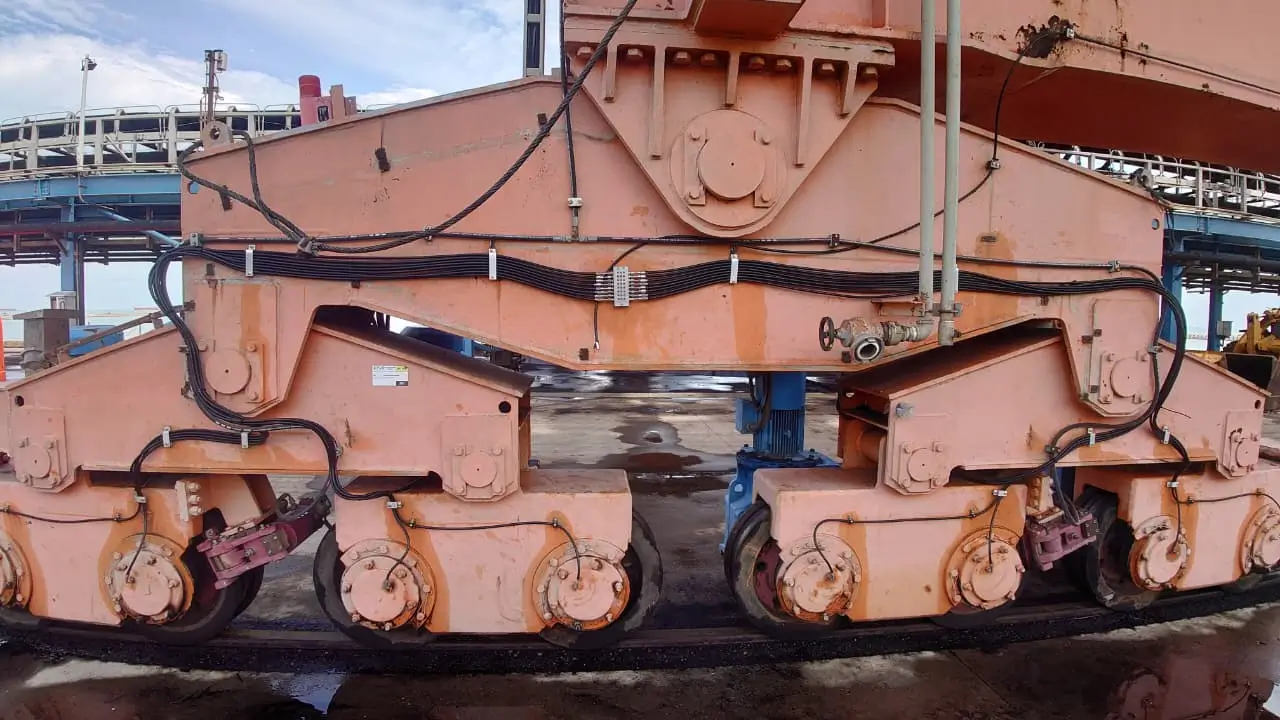 Hose dan progressive divider baru pada kaki Ship Unloader PT Anmor Morran Indonesia