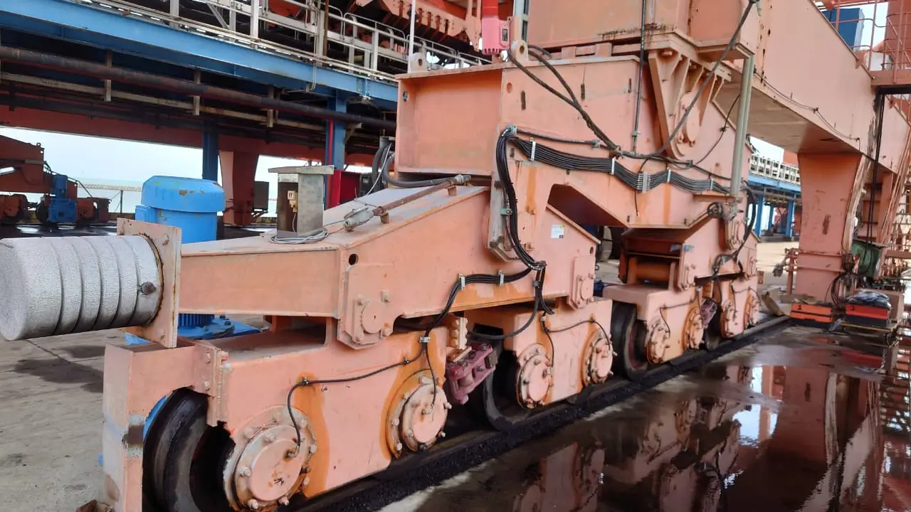 Routing hose Automatic Lubrication System baru pada Ship Unloader
