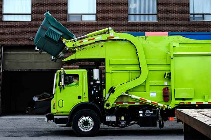 Garbage truck untuk municipal operation